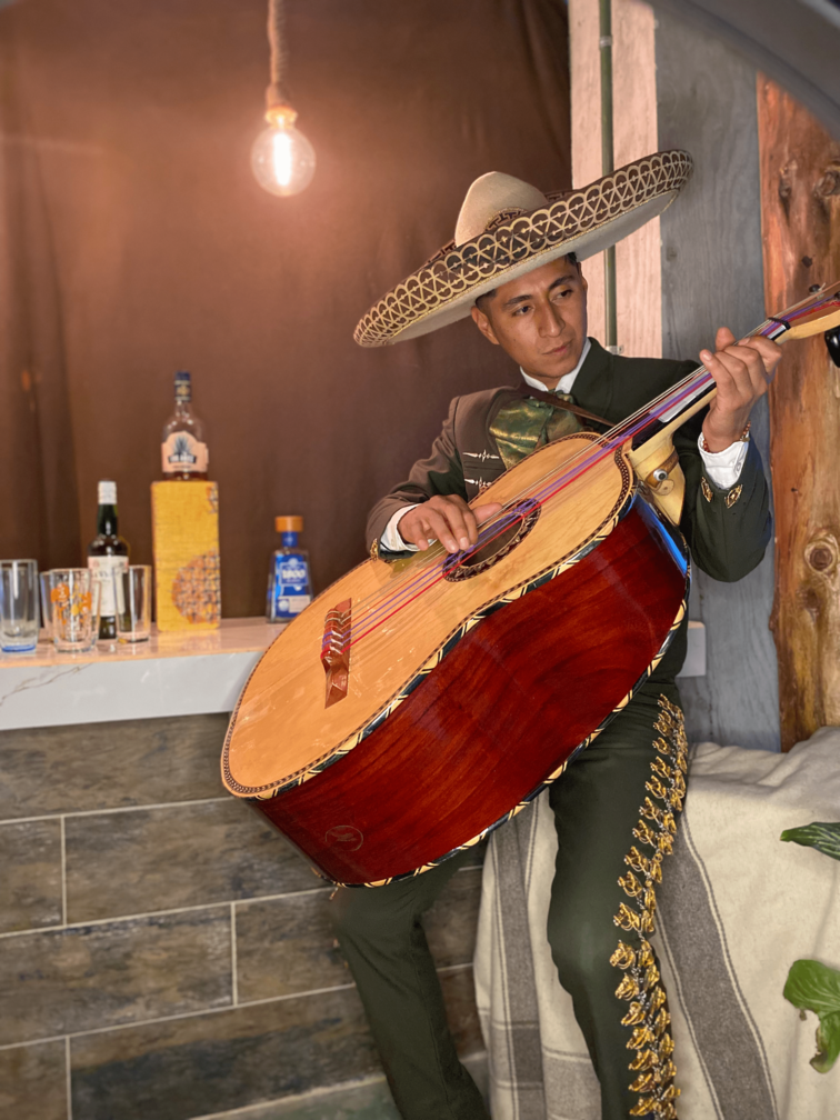 El Guitarrón de Mariachi Aires de México