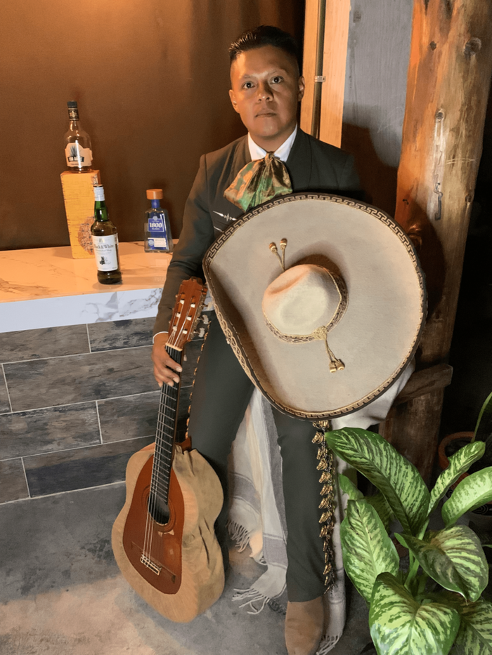 El guitarrista de Mariachi Aires de México