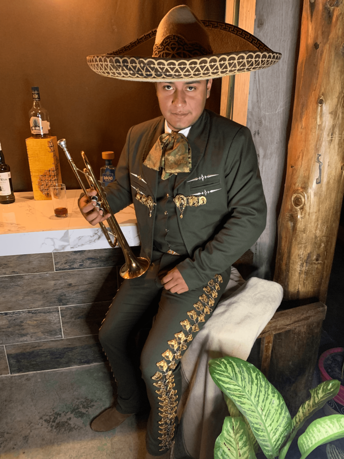 Un trompetista de Mariachi Aires de México