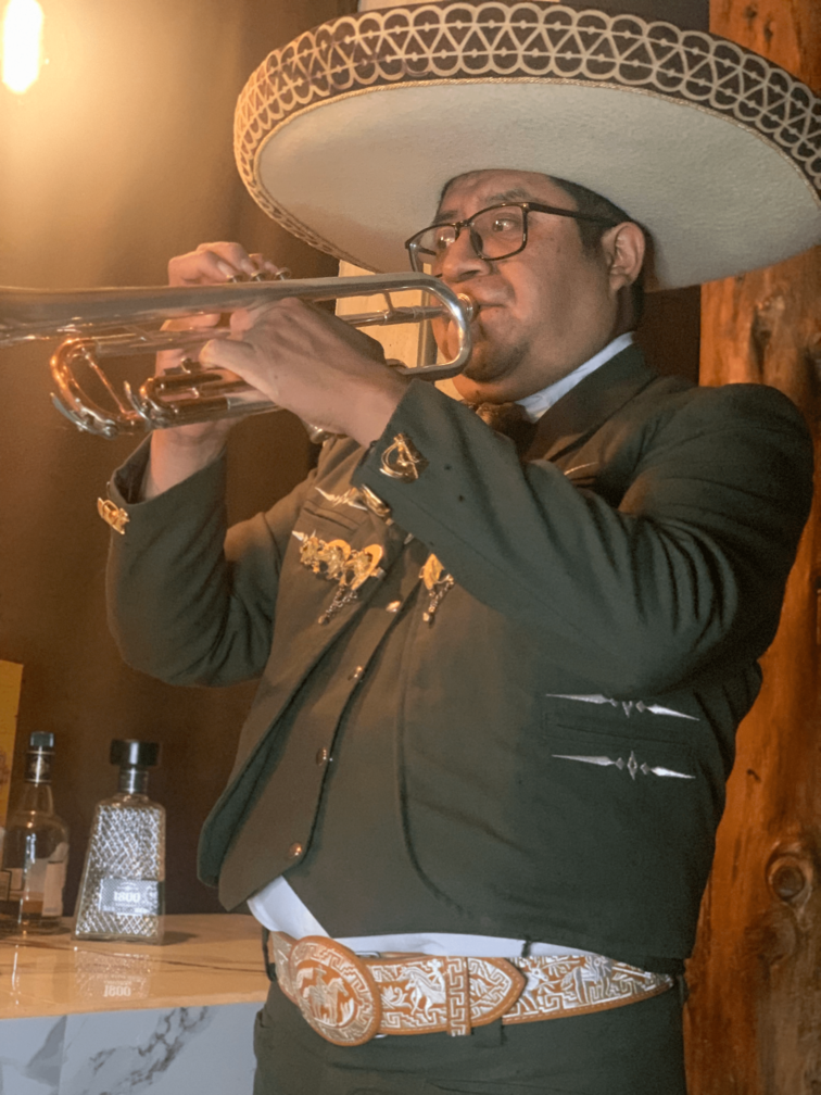 Un trompetista de Mariachis Aires de México
