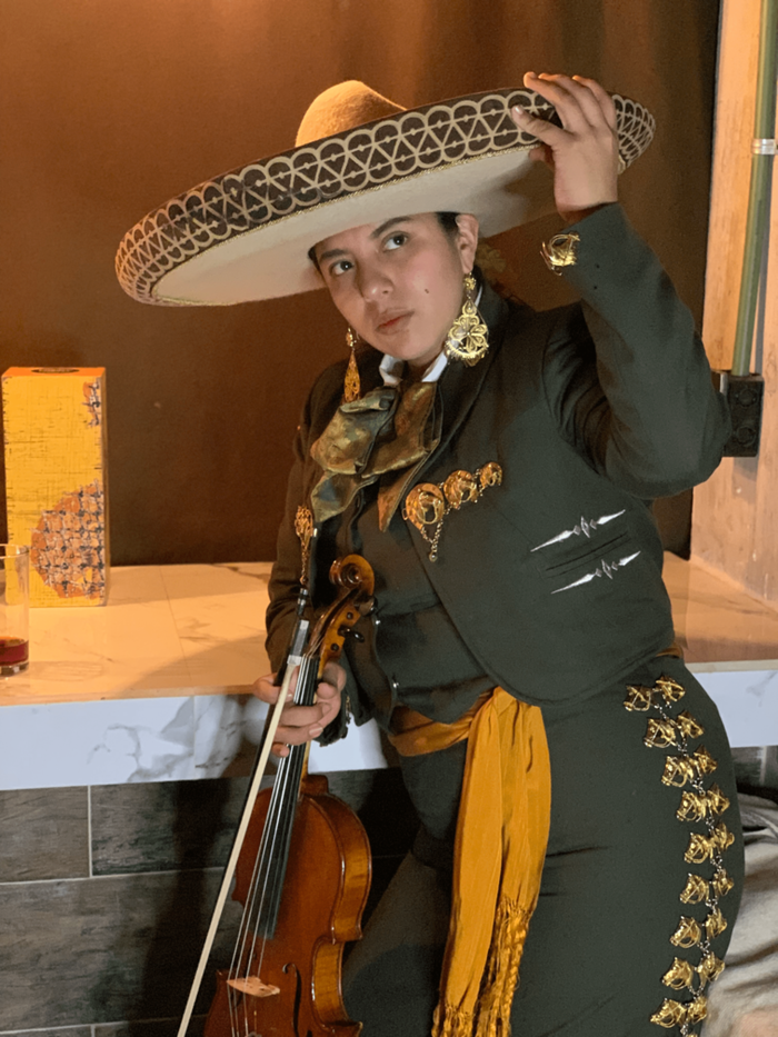 Una violinista de Mariachi Aires de México