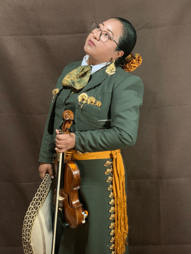 Una violinista de Mariachi Aires de México